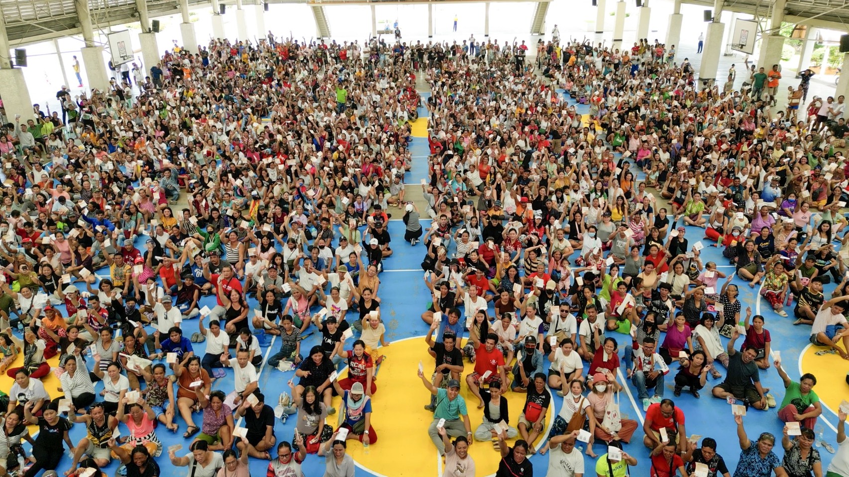 Filling up the covered court of the Sisters of Mary Girlstown, thousands of beneficiaries are in good spirits during Tzu Chi's relief operation.