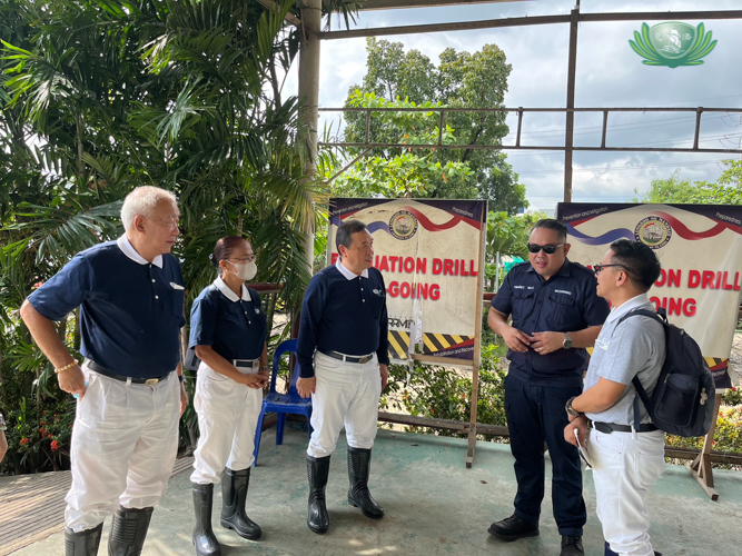 Tzu Chi volunteers coordinate with the Municipal Disaster Risk Reduction and Management Office (MDRRMO) in conducting ocular surveys in Mandaue, Cebu.