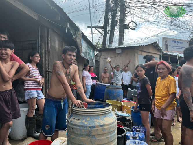 Residents wait for clean water in Opao, Mandaue, after Typhoon Tino affected their water supply. 