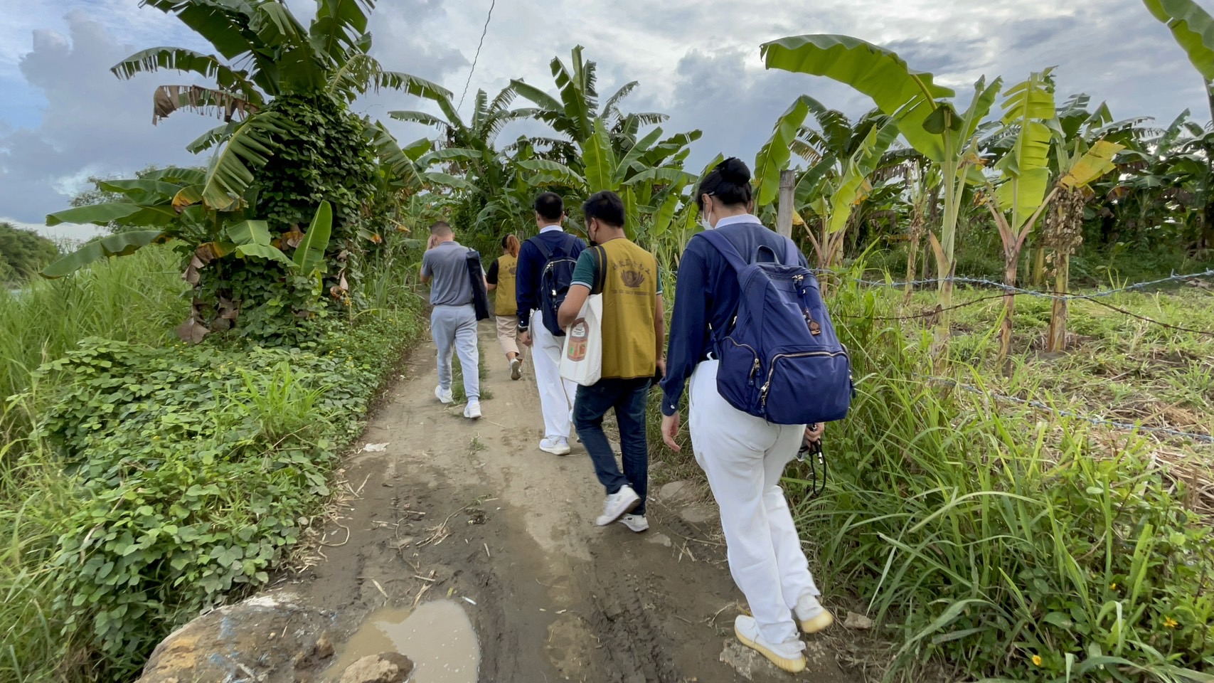 In Iloilo, Tzu Chi volunteers conducted home visits in remote areas, in an effort to extend educational assistance to less-fortunate but deserving students all over the country.【Photo by Jeaneal Dando】