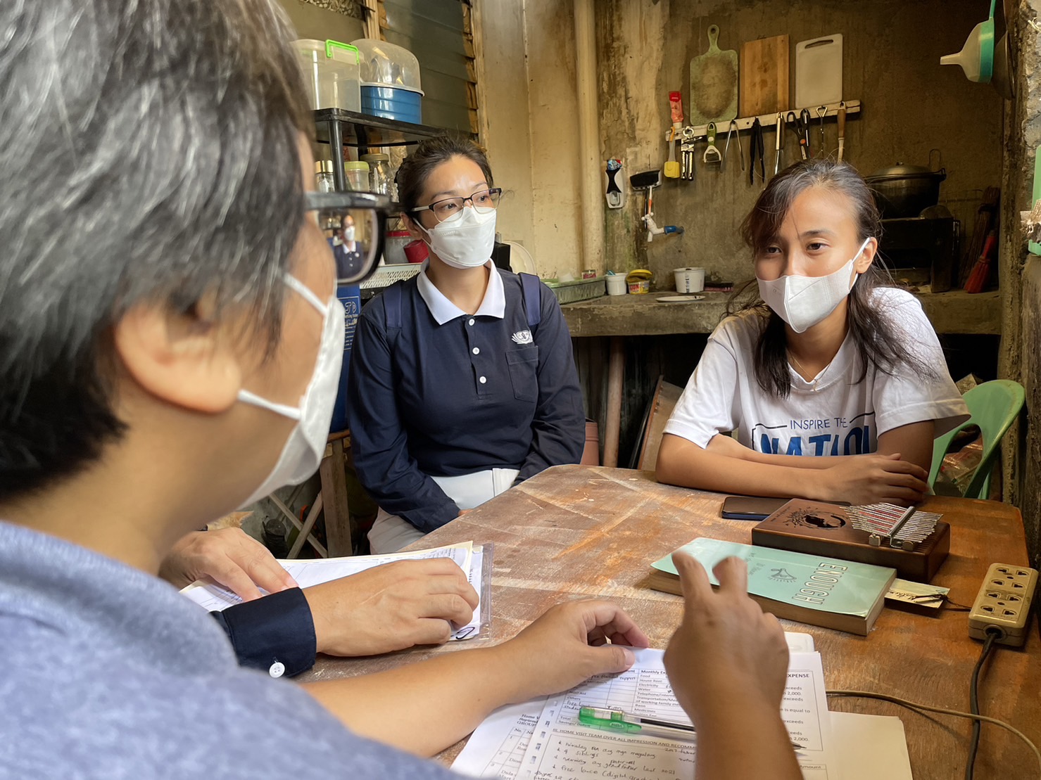 Rommelen Dema-ala (first from right) is interviewed by Tzu Chi volunteers in her home.【Photo by Jeaneal Dando】