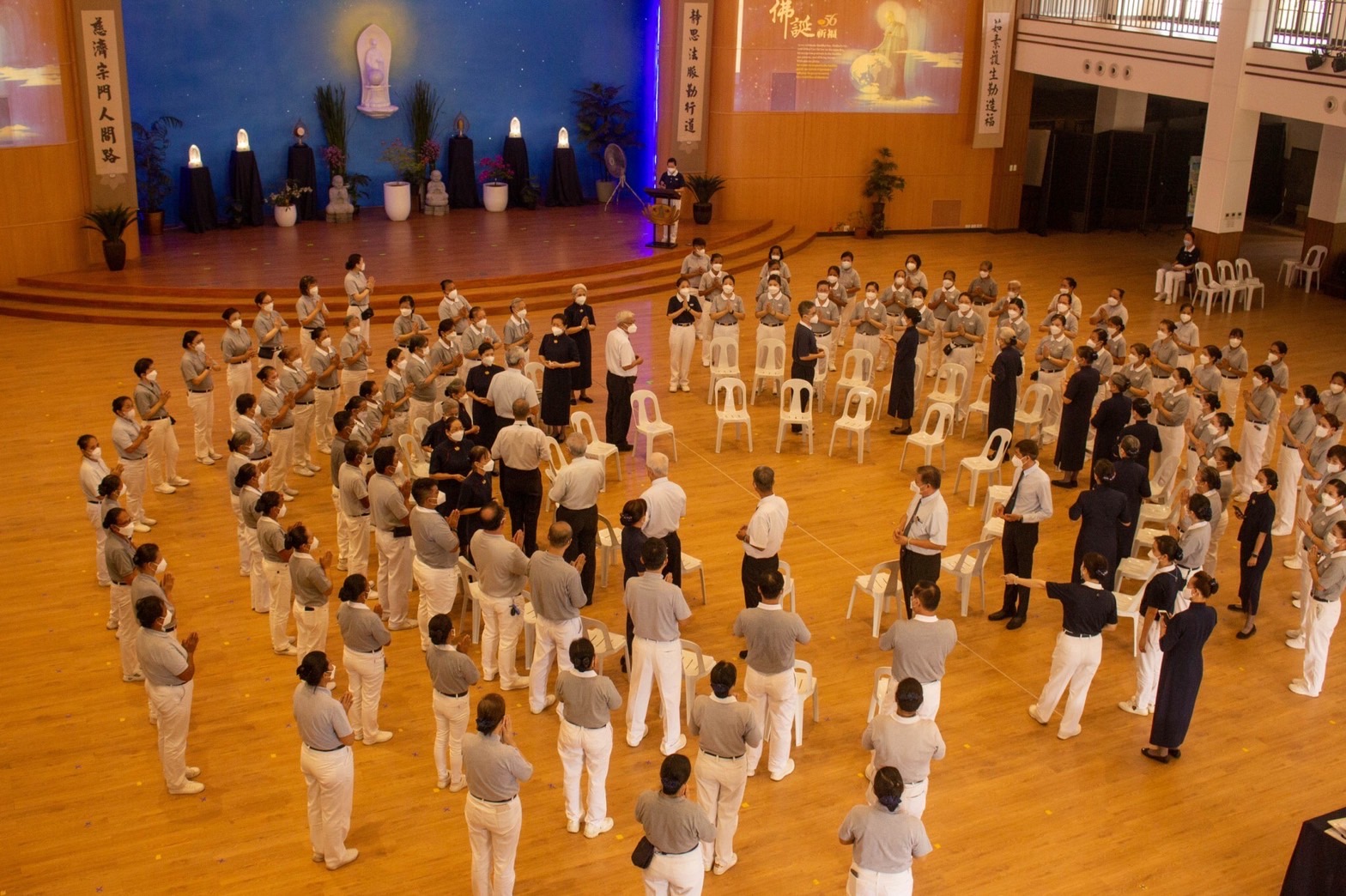 At the Jing Si Auditorium, volunteers practice their formation for the Buddha Bathing Ceremony. 【Photo by Mavi Saldonido】