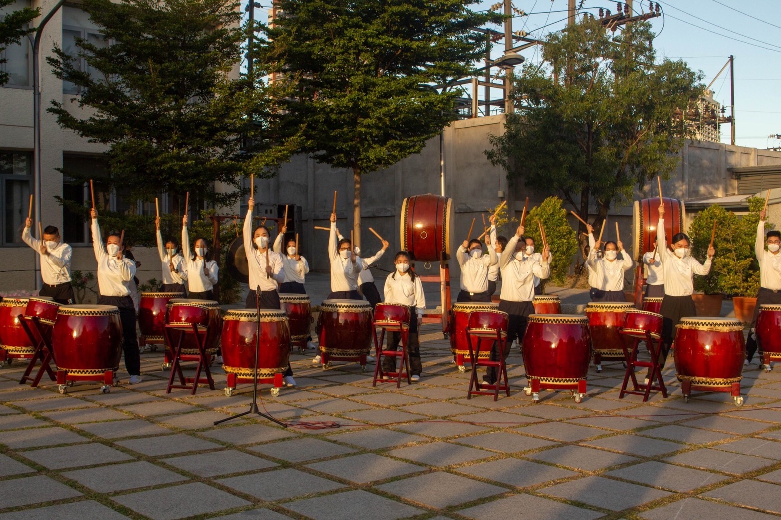 Tzu Chi Youth perform a drum number before the Buddha Bathing Ceremony. 【Photo by Mavi Saldonido】