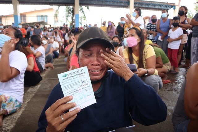 Beneficiary Alma Austero cannot contain her tears after learning she would receive financial aid from Tzu Chi. Besides losing her home to the storm, Austerio is a single mother of six who undergoes dialysis twice a week due to kidney failure. “I am very grateful to Tzu Chi! I have never received this kind of help before. You are the only one who did this and we never expected it,” she said.