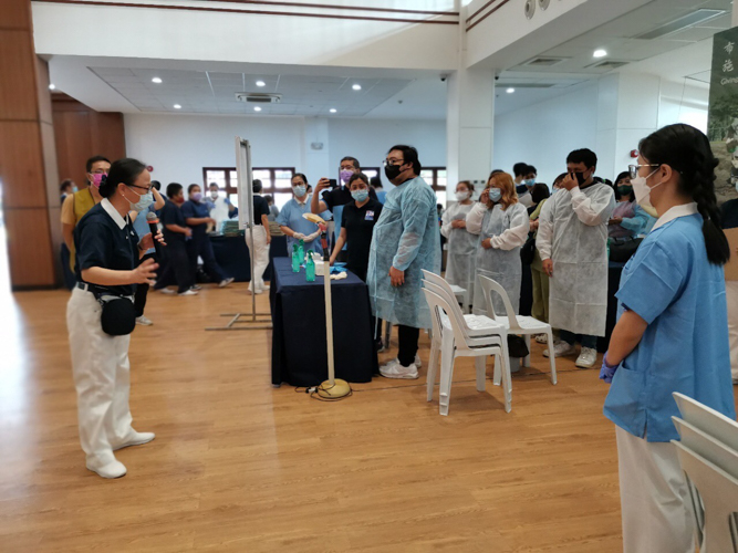 Head of dental missions Dr. Cheung Lai Chun (left) gives last-minute instructions to her volunteers. 