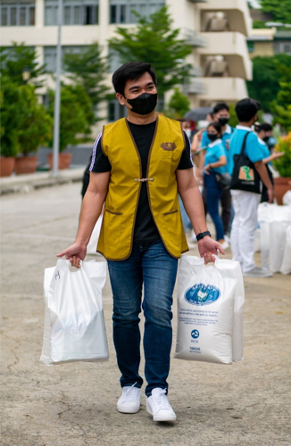“Today’s session was a humbling experience, and I feel that it helped me more,” says Francis Bautista, finance manager of Globe’s finance business advisory group. “It fulfilled my urge to volunteer and reminded me to be grateful for what I have.”【Photo by Daniel Lazar】