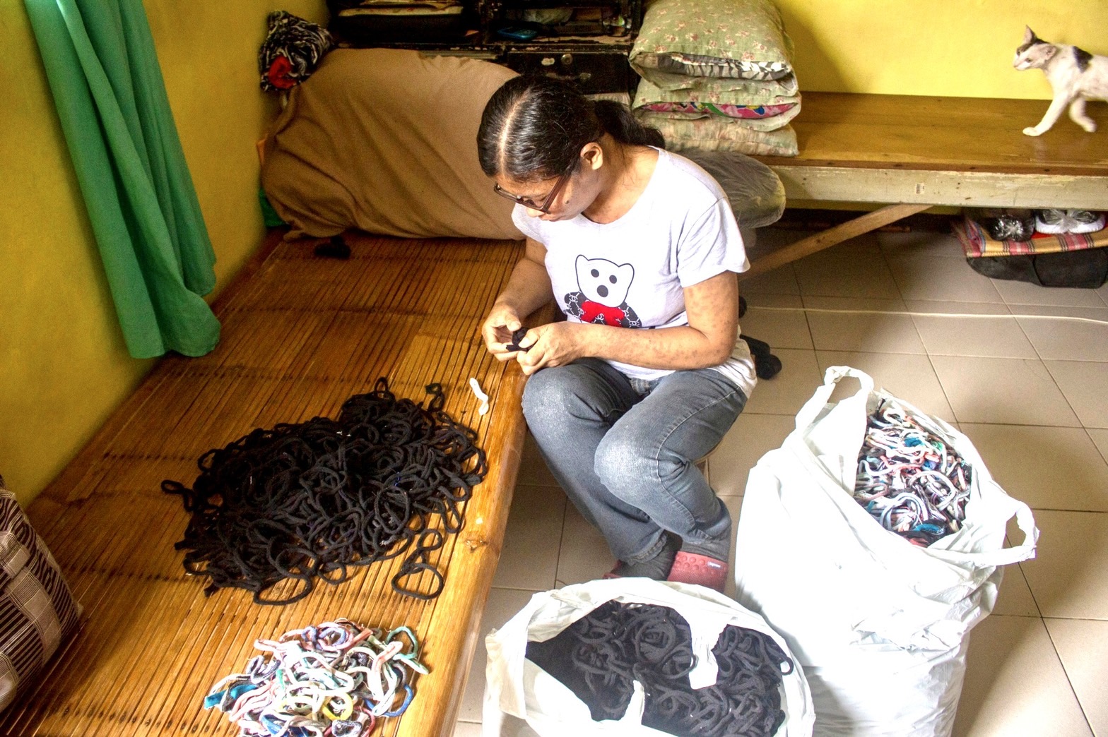 Marisol Peñaflorida creates floor mats and stool covers at home. 【Photo by Harold Alzaga】