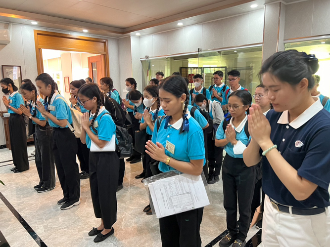 Humanity classes were also held in other Tzu Chi chapters in the Philippines. In Tzu Chi Pampanga, 34 scholars and 2 parents attended the class led by Melanie, a volunteer from Manila. “She provided our scholars with comprehensive explanations and demonstrations from walking postures to sitting postures, and many more, so that we get to help our scholars understand that personal etiquette can reflect personal cultivation, thereby showing the overall beauty of Tzu Chi.” 