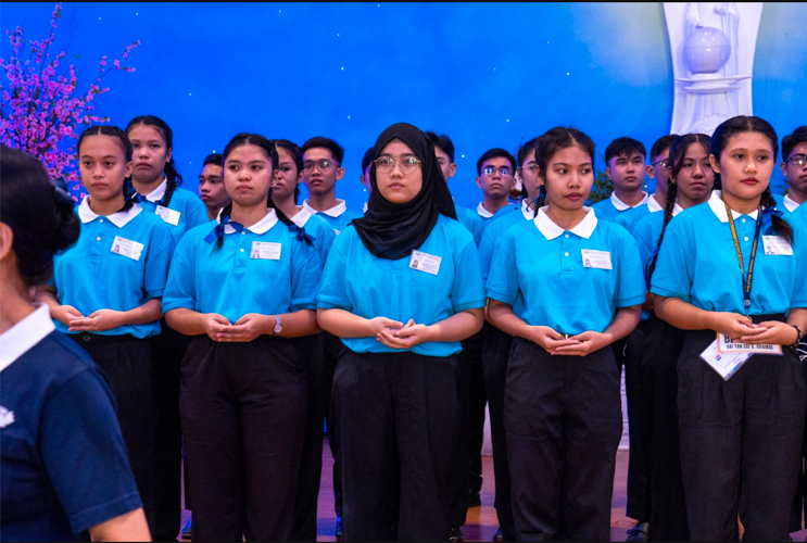 Worried at first about conversion, self-described conservative Muslim Chermee Jandilon (third from right) now looks forward to improving her personality with Tzu Chi’s guidance. “As they said, there’s an innate Buddha in everyone,” says the 20-year-old BS Psychology major from the Polytechnic University of the Philippines. 【Photo by Jeaneal Dando】