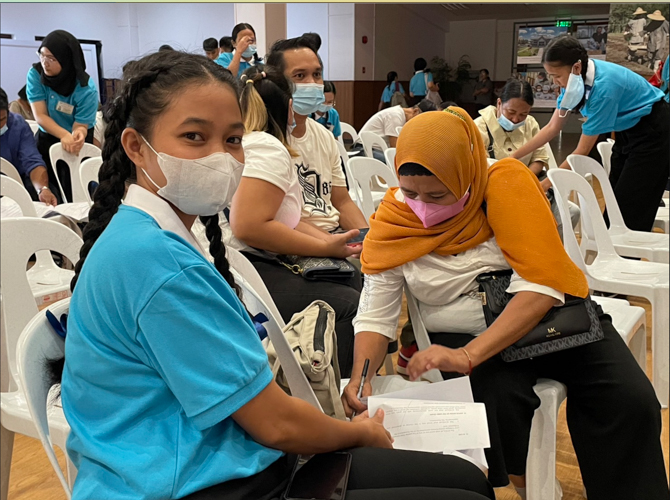 Described by her mother Noria (right) as smart, kind, patient, generous, and loving and helpful to her family and those around her, Rayhana Angeles (left) surprised the family with news that she was accepted as a scholar of the Tzu Chi Foundation. Rayhana, 26, is taking her Bachelor of Secondary Education major in Filipino at Pamantasan ng Lungsod ng Maynila. 【Photo by Jeaneal Dando】