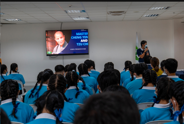 As the volunteer assigned to talk about the life story of Dharma Master Cheng Yen and the Tzu Chi Foundation, volunteer Kinlon Fan (standing front, right) included discussions on Buddhism and typical practices observed in the foundation. 【Photo by Jeaneal Dando】