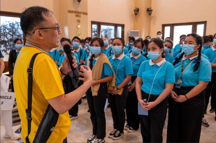 Bahay Tsinoy Museum Director and volunteer Baldwin Kho addresses Tzu Chi scholars before the start of the tour. 【Photo by Matt Serrano】