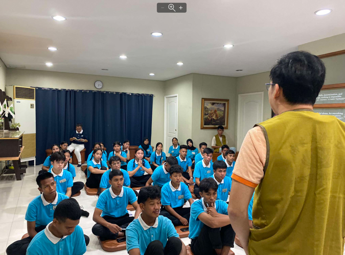 Financial literacy was the subject of the October 13 Humanity class in Tzu Chi Zamboanga. Thirty-two scholars, 15 of them new, attended the class moderated by seven Tzu Chi Volunteers.