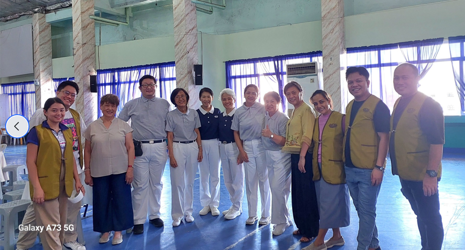 Manila-based volunteers Levy Yao and Deputy CEO Woon Ng (seventh and eighth from right, respectively) joined Tzu Chi Iloilo volunteers in their Humanity class. 