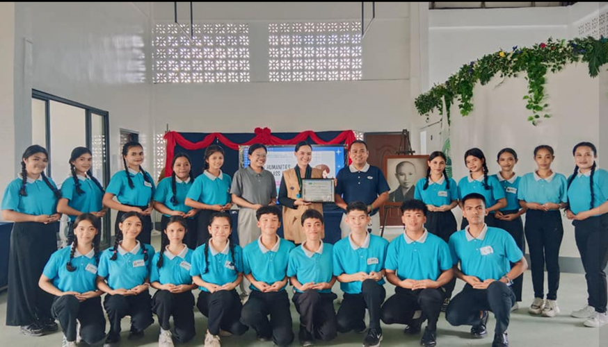 Financial literacy speaker Ma. Arianne Faye Torreros (in Tzu Chi vest) received a certificate of appreciation from Tzu Chi Palo, headed by Tzu Chi volunteer Randy Militante (back row, sixth from right). 