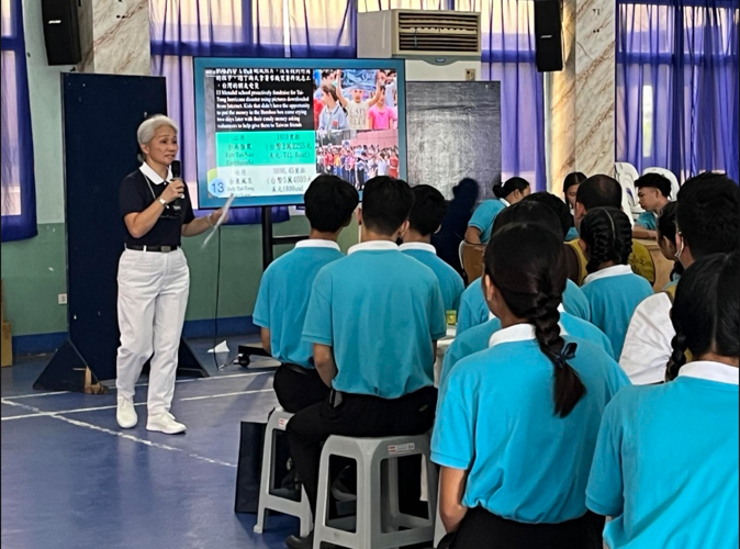 Manila-based Tzu Chi volunteer Levy Yao conducts the Humanity class for Tzu Chi Iloilo scholars. 