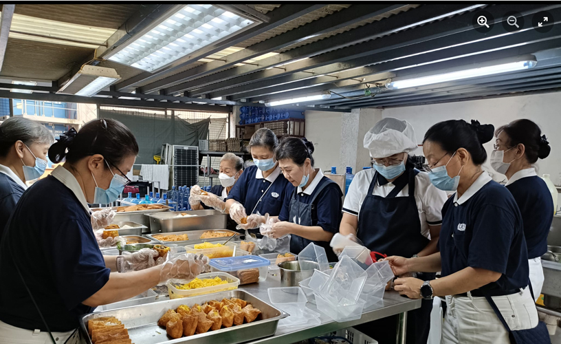 Tzu Chi’s kitchen volunteers worked as early as 4 am to come up with their delectable vegetarian dishes. (Photo from Lily C. Ang)