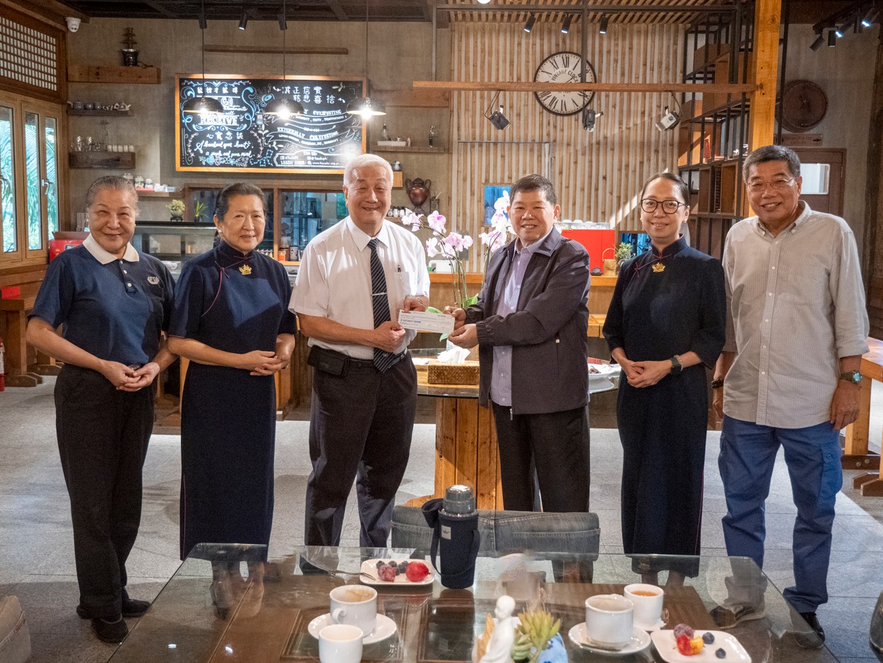 AKFI President Teddy Kingsu (third from right) turns over P1M donation to Tzu Chi Philippines CEO Henry Yuñez (fourth from right).