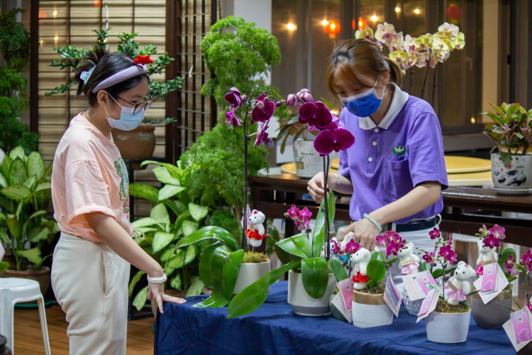 Guests purchase flowers arranged by Tzu Chi Youth for fundraising. 【Photo by Marella Saldonido】