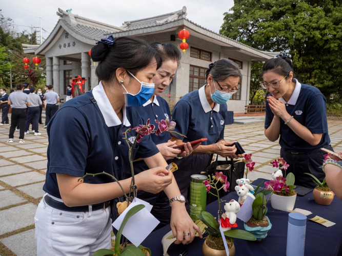Guests purchase flowers arranged by Tzu Chi Youth for fundraising. 【Photo by Matt Serrano】