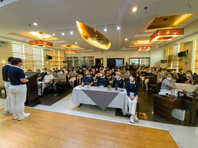 Manila and Davao volunteers hold tea party the Star Hotel in Davao City. 【Photo by Matt Serrano】