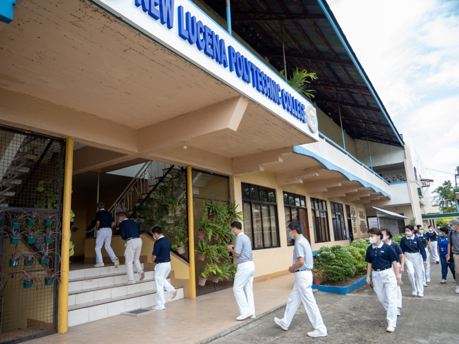 Volunteers take a tour of the New Lucena Polytechnic College in Iloilo. 【Photo by Jeaneal Dando】