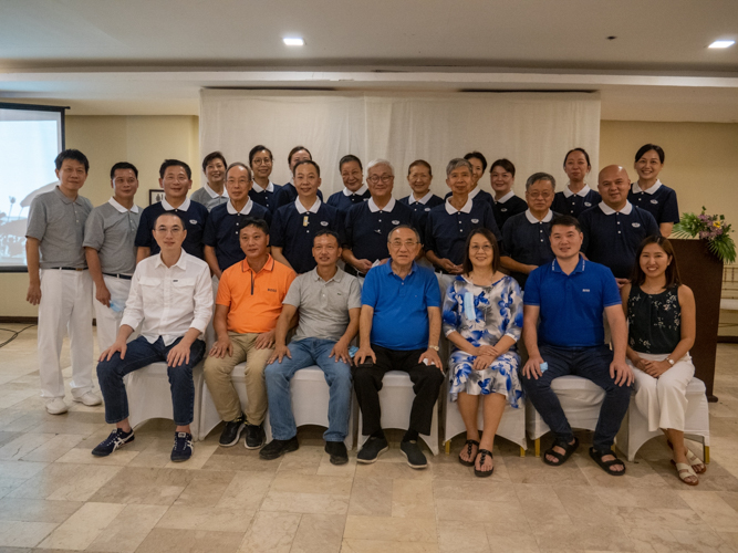 Manila volunteers and pioneer Iloilo volunteers pose for a group photo at the tea party held on July 21, 2022 at the Hotel del Rio, Molo, Iloilo City. 【Photo by Jeaneal Dando】
