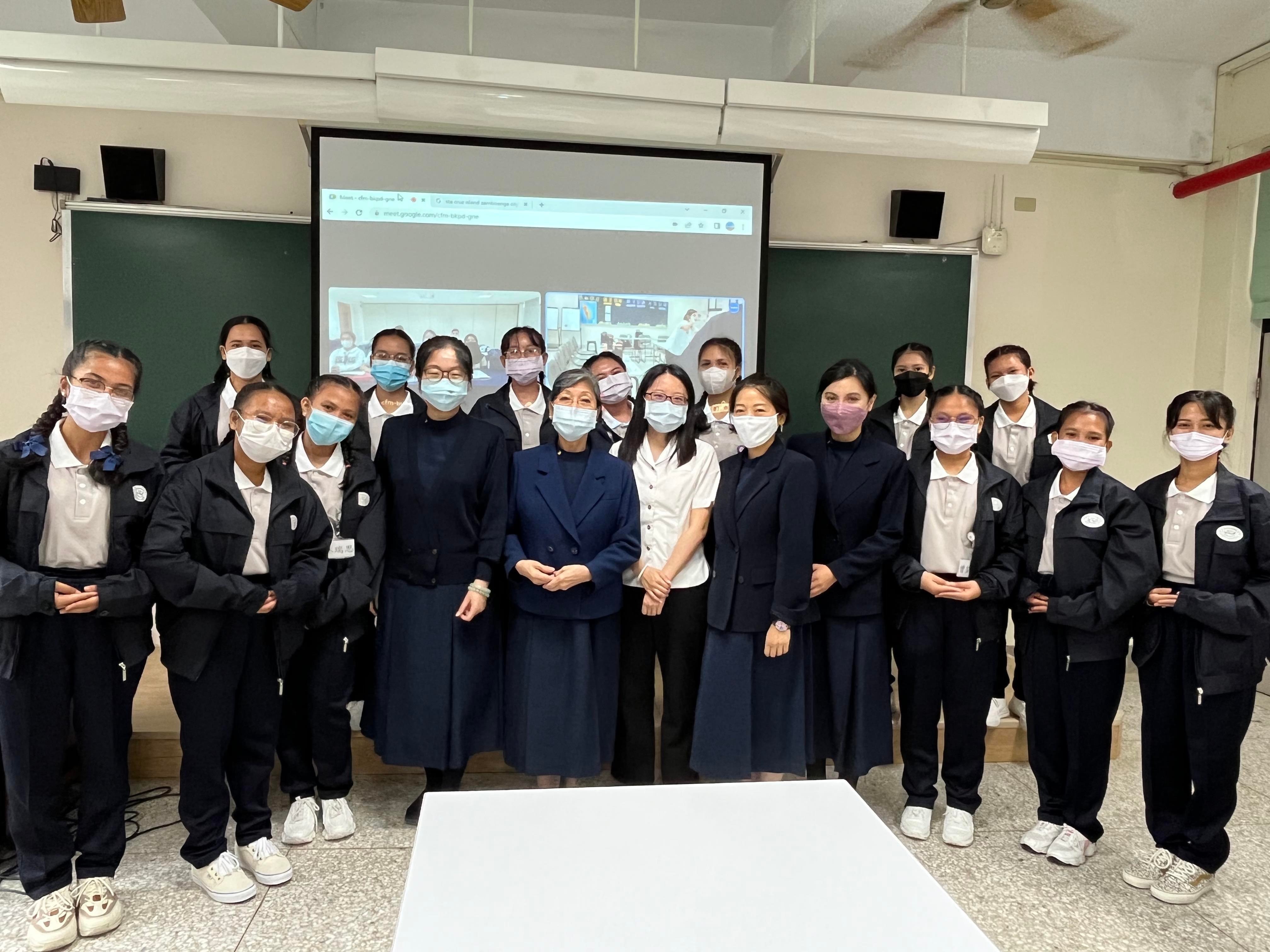 Scholars together with their teachers pose for a photo at the Tzu Chi University of Science and Technology.