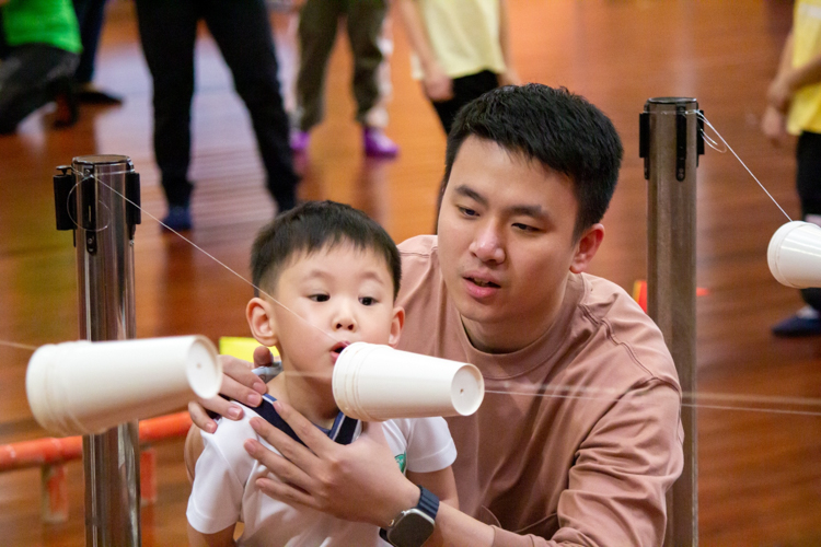 Students and their families compete in child-friendly games at the second annual Family Sportsfest of the Tzu Chi Great Love Preschool Philippines. 【Photo by Marella Saldonido】