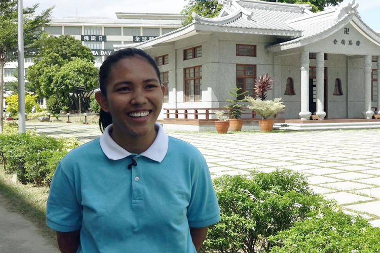 For Tzu Chi scholar Tresia Siplante Traqueña, Buddha Day is a chance to pay respects to Buddha and reconnect with fellow scholars. 【Photo by Harold Alzaga】