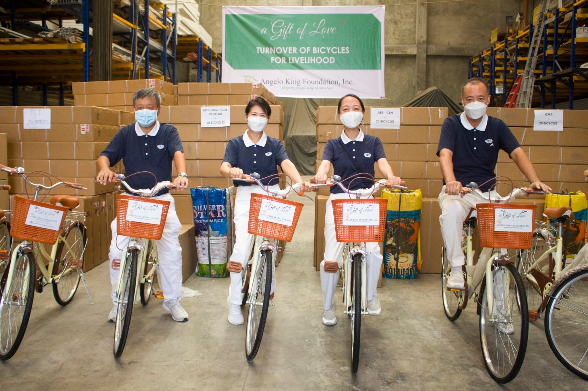 Angelo King Foundation, Inc. (AKFI) donates 50 units of bicycle to Tzu Chi Philippines.【Photo by Matt Serrano】