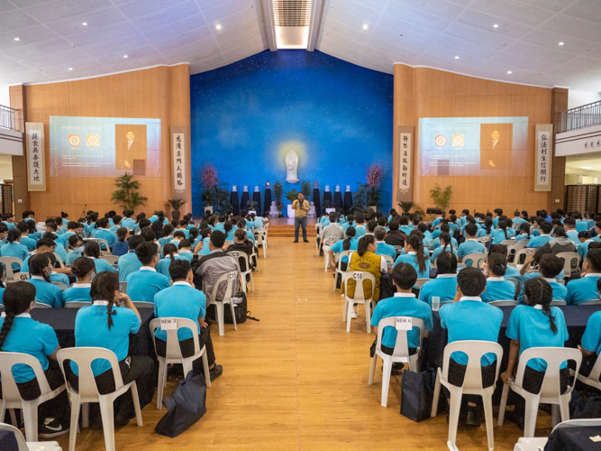 Elvin Mercader (center, standing) gave a Humanity class on “Harnessing Technology for Good: A Discussion on Responsible Use.” Now senior director in the Technology Risk Advisory and Assurance Group of prestigious auditing firm Sycip Gorres Velayo (SGV) & Company, Mercader was a Tzu Chi scholar from grade school to college, where he graduated cum laude with a degree in accounting from the University of Santo Tomas. 