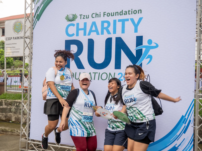 The Tzu Chi Charity Run for Education photo wall was quite popular with the runners and volunteers. 