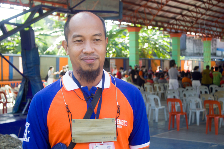 CAAD TODA officer Christopher Bengco uses his time, effort, and share of relief goods to ensure his fellow drivers have food and aid for their families. 【Photo by Matt Serrano】