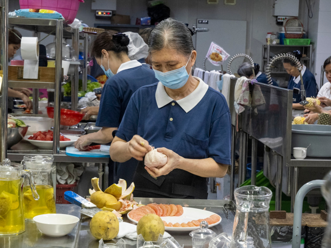 Kitchen volunteers work hard to prepare delicious, plant-based meals for Tzu Chi’s 90 youth campers. 