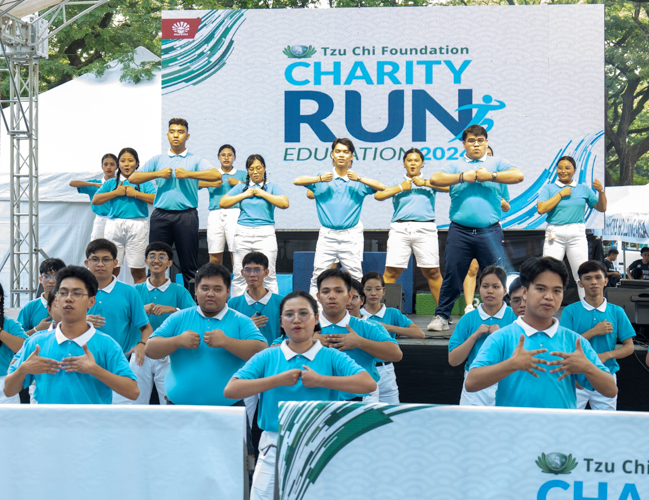 Tzu Chi scholars perform after the race. 