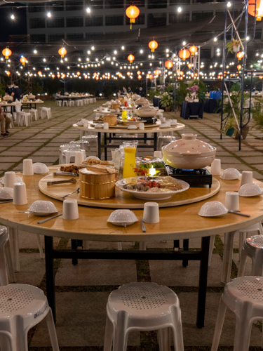 Taking advantage of the cool weather, Tzu Chi volunteers set up the hot pot dinner al fresco. Chinese lanterns and lights gave the space a charming and cozy ambiance. 【Photo by Matt Serrano】