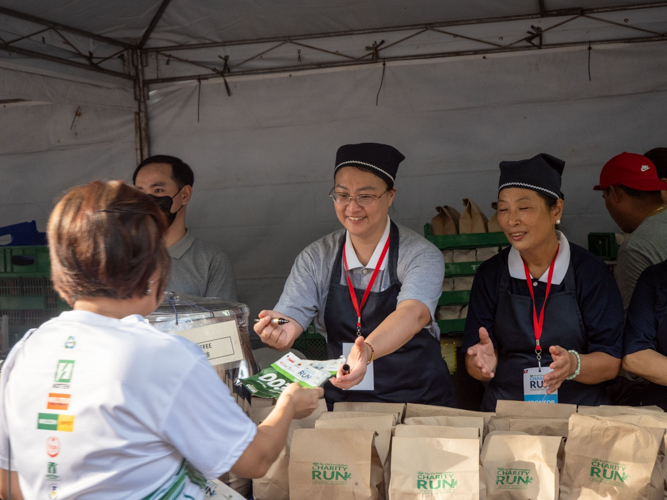 Participants of the 1K category receive a free breakfast from Tzu Chi volunteers.