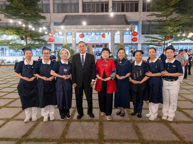 When Honorary Members Overall Convenor Ambassador Francis Chua (fourth from left, with wife Betty, in red) suddenly asked for a photo with the volunteers behind the sumptuous hot pot dinner, the team behind the hot pot station happily obliged. 【Photo by Matt Serrano】