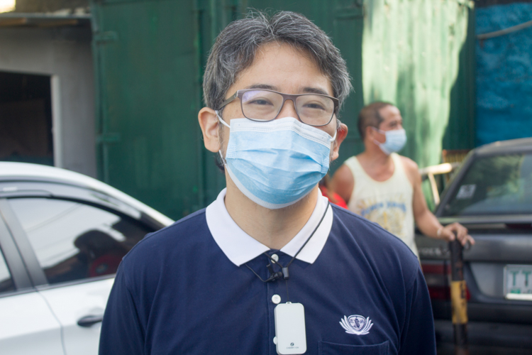  “I feel happy to see that he is very positive,” says volunteer Alvin Acero in their home visit to Virgilio after his operation. “He has donated some of his savings and expressed his intent to volunteer. It’s so heartwarming to see that he wants to help others in his own ways.” 【Photo by Matt Serrano】