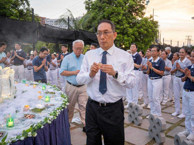 Ambassador Francis Chua joins the Buddha Bathing Ceremony.