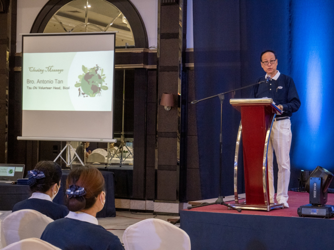 “When you graduate and are earning modest income, please help your parents and your family,” Tzu Chi Bicol head volunteer Antonio Tan encouraged the scholars. 【Photo by Jeaneal Dando】
