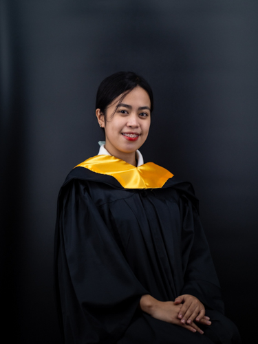“It’s not just for my parents, it’s also for the Tzu Chi benefactors who helped me with my schooling,” says Reca Mae Atillo, cum laude graduate from the Pamantasan ng Lungsod ng Marikina. 【Photo by Daniel Lazar】
