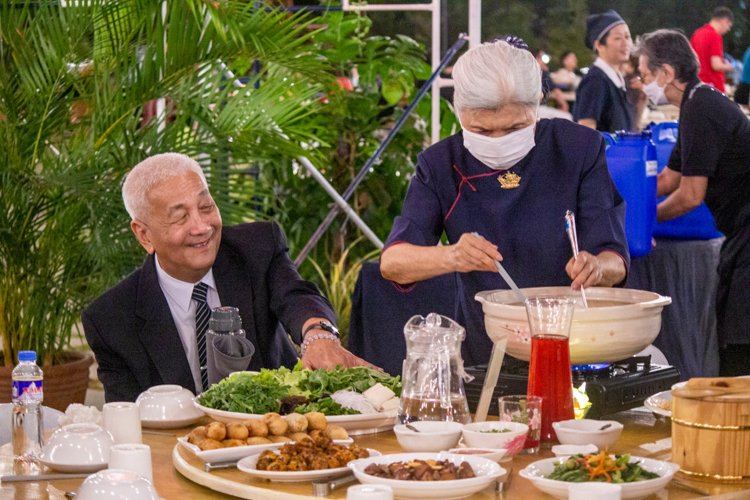 The dinner was a chance for guests and volunteers to unwind and spend time with family and friends over a delicious vegetarian meal. 【Photo by Matt Serrano】