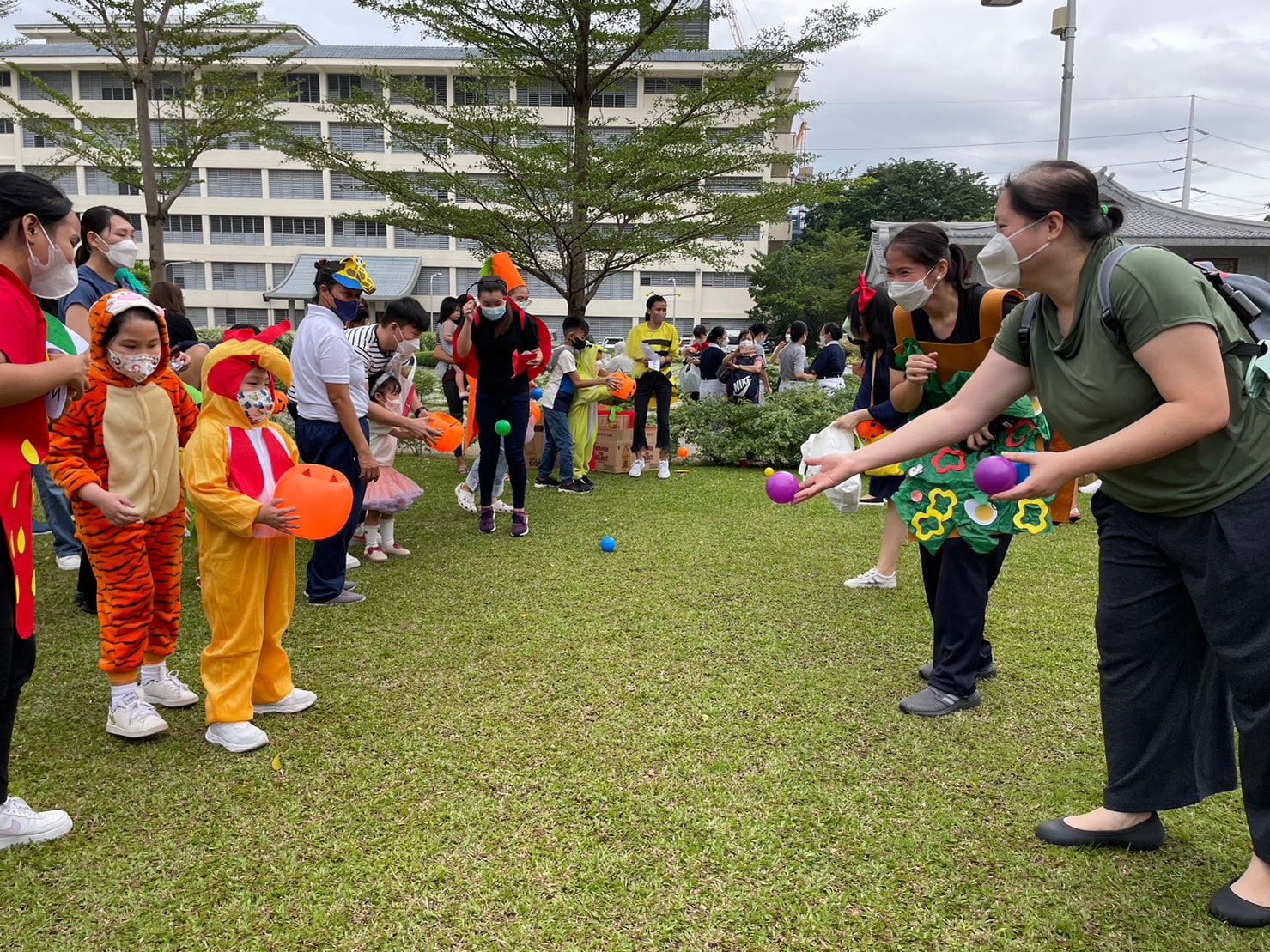 Students and parents play a catch ball game. 【Photo by Jeaneal Dando】