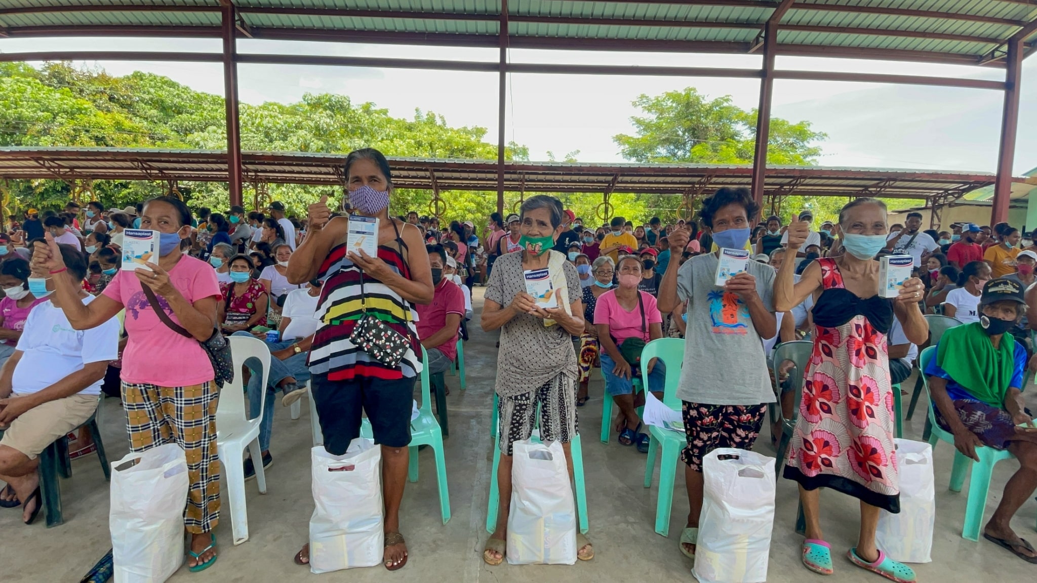 Tzu Chi Foundation sends relief to earthquake-hit Brgy. Layugan in Bucay and Brgy. Nagtipulan in Langailang, serving 430 and 338 families, respectively. Each family received 20 kilos of rice and a generous bag of groceries, including spaghetti pasta and sauce, condiments and other food items, and hygiene products. 【Photo by Matt Serrano】