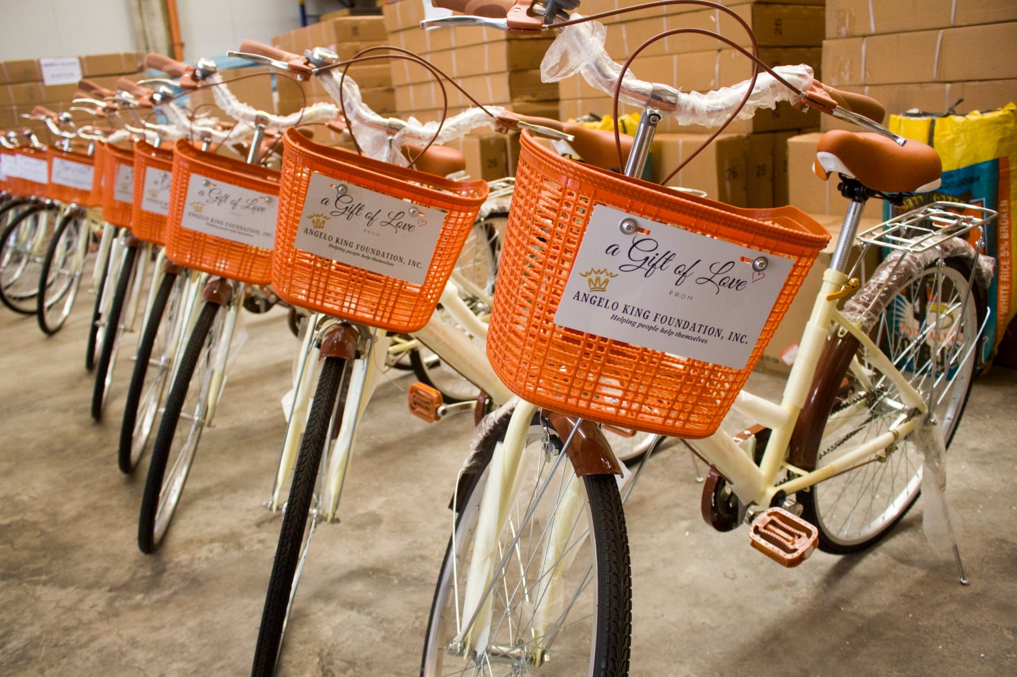 Angelo King Foundation, Inc. (AKFI) donates 50 units of bicycle to Tzu Chi Philippines.【Photo by Matt Serrano】