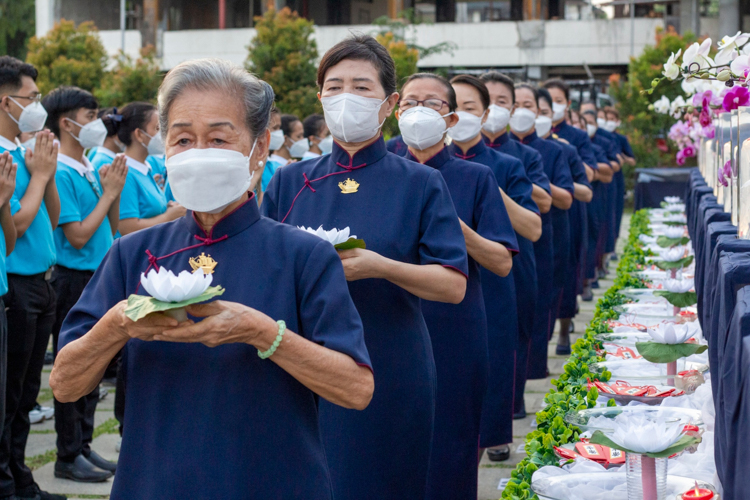 Volunteers offer flowers during the Buddha Bathing Ceremony for the 3-in-1 celebration of Buddha Day, Mother’s Day, and Tzu Chi Day on May 14, 2023 at the Buddhist Tzu Chi Campus in Sta. Mesa, Manila. 【Photo by Matt Serrano】