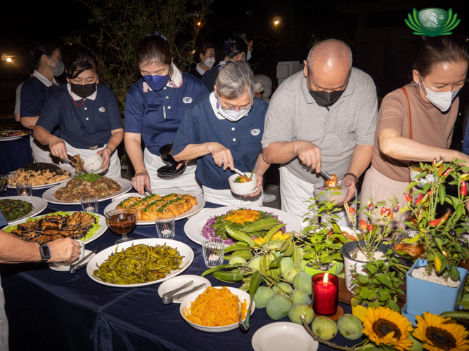 Volunteers enjoy their vegetarian dinner at the Mingchong tea party. 【Photo by Kendrick Yacuan】