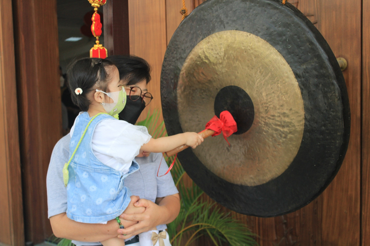 The Chinese New Year Blessing Ceremony drew guests of all ages, including this little girl who made a wish before banging the gong. 【Photo by Daniel Lazar】